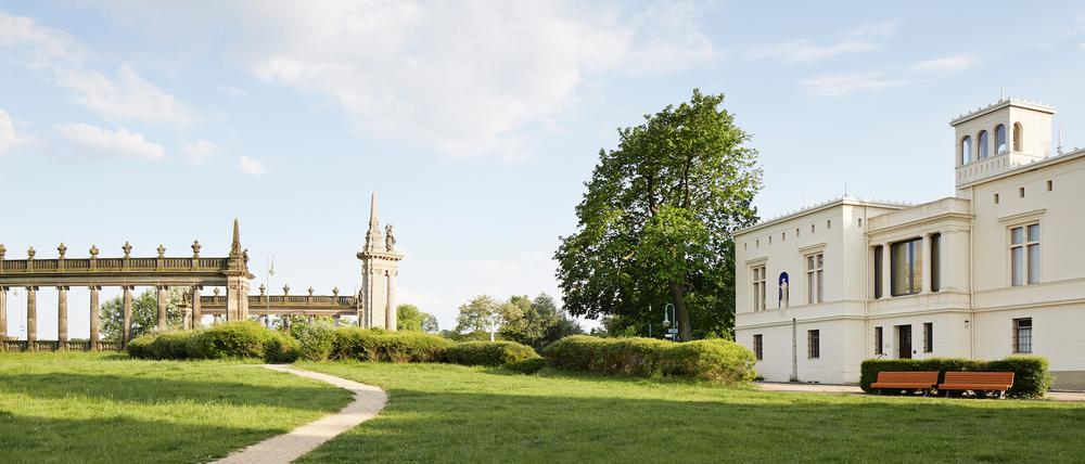 Links im Bild die Glienicker Brücke, rechts das weiße, klassische Gebäude der Villa Schöningen in Potsdam. 