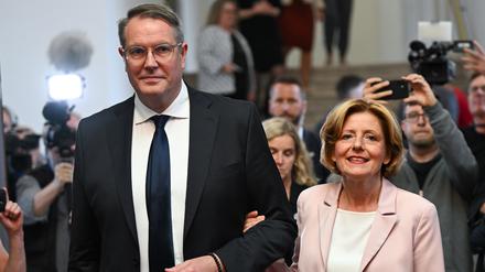 Malu Dreyer (SPD), Ministerpräsidentin von Rheinland-Pfalz, und ihr designierter Nachfolger Alexander Schweitzer (SPD), bisheriger Minister für Arbeit und Soziales, Transformation und Digitalisierung, kommen gemeinsam in die Staatskanzlei zu einer Pressekonferenz. 