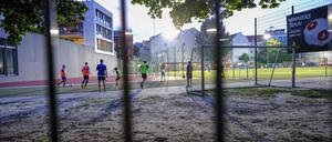 An den Fußballplatz in Berlin-Mitte grenzen direkt Häuser an.