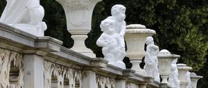 Puttenmauer an der Bildergalerie Sanssouci wieder komplett. Skulpturen kehren auf die Puttenmauer unterhalb der Bildergalerie im Park Sanssouci zurück.