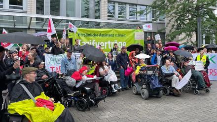 Menschen mit Behinderung protestieren im Streit um Assistenzdienste vor der AOK Nordost in Berlin.