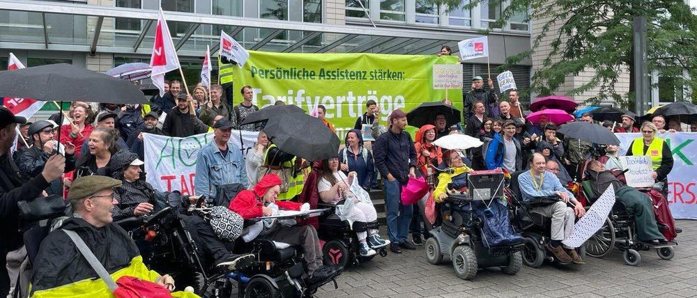 Menschen mit Behinderung protestieren im Streit um Assistenzdienste vor der AOK Nordost in Berlin.