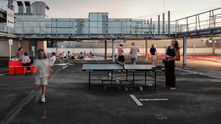 Tischtennis oder einfach nur in den Himmel gucken: Der Kieztreff auf dem Dach in der Müllerstraße ist der perfekte Ort für laue Sommernächte.