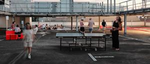 Tischtennis oder einfach nur in den Himmel gucken: Der Kieztreff auf dem Dach in der Müllerstraße ist der perfekte Ort für laue Sommernächte.