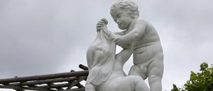Ein Kinderpaar in weißem Carrara-Marmor auf der sogenannten Puttenmauer im Park Sanssouci.