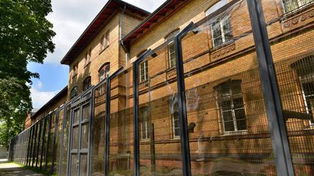 Gitter umgeben das Gebäude des Maßregelvollzugs in Berlin-Reinickendorf.
