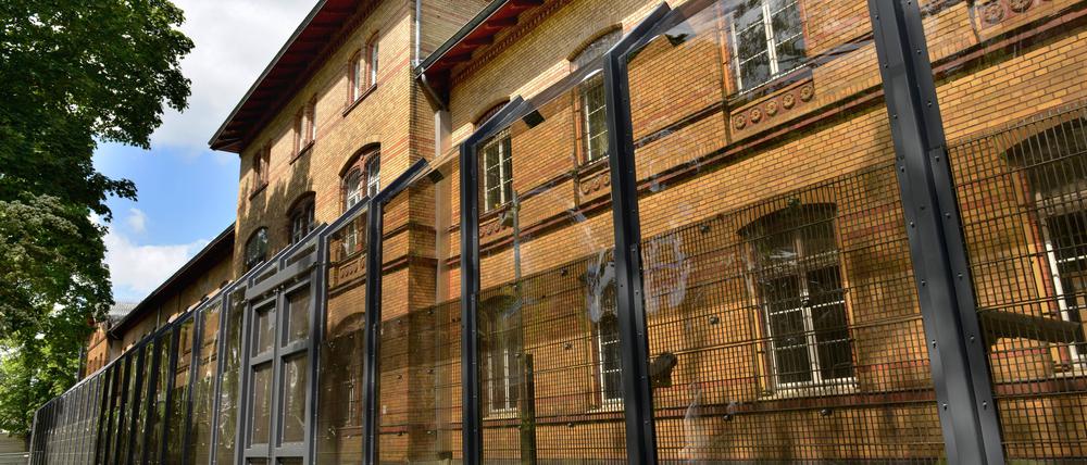 Gitter umgeben das Gebäude des Maßregelvollzugs in Berlin-Reinickendorf.