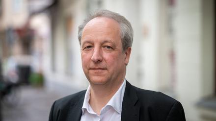 Christian Stäblein, Bischof der Evangelischen Kirche Berlin-Brandenburg-schlesische Oberlausitz, schaut in die Kamera.