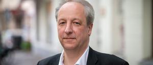 Christian Stäblein, Bischof der Evangelischen Kirche Berlin-Brandenburg-schlesische Oberlausitz, schaut in die Kamera.