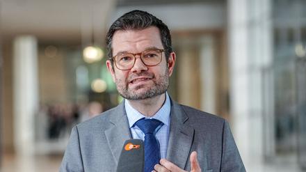 Marco Buschmann (FDP), Bundesminister der Justiz, gibt nach der Sitzung des Bundeskabinetts. 