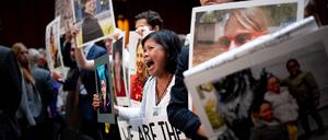 Clariss Moore aus Toronto hält ein Foto ihrer Tochter Danielle Moore in der Hand und steht zusammen mit anderen Familienmitgliedern der Opfer des Ethiopian-Airlines-Fluges 302 und des Lion-Air-Fluges 610.