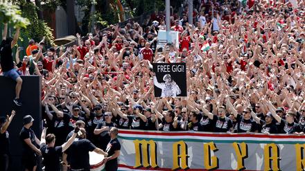 Die ungarischen Fans bei ihrem Marsch vor dem Spiel in Stuttgart.