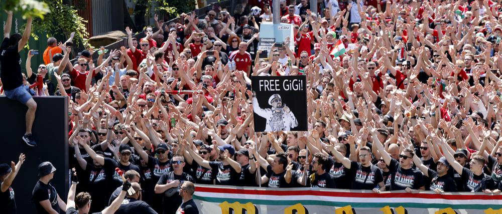 Die ungarischen Fans bei ihrem Marsch vor dem Spiel in Stuttgart.