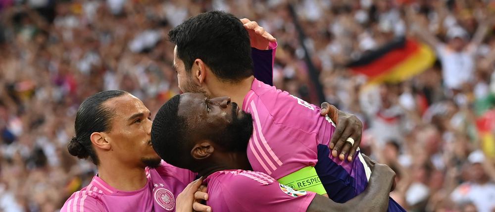 Torschütze Ilkay Gündogan (r.) wird von seinen Teamkollegen gefeiert.