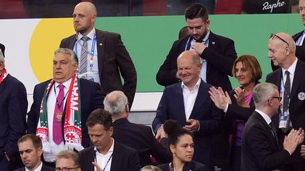 Der ungarische Premier Viktor Orbán neben Bundeskanzler Olaf Scholz