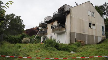  Blick in den Garten eines Hauses, in welchem ein Brand ausgebrochen ist. Ein 34-jähriger Mann soll in Bad Münstereifel bei Bonn seine Frau und zwei seiner drei Kinder durch Stiche schwerst verletzt haben. 