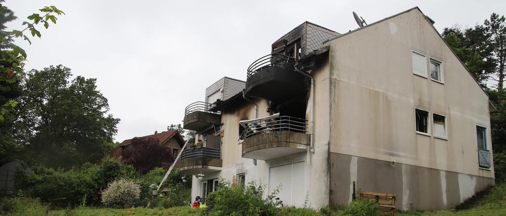  Blick in den Garten eines Hauses, in welchem ein Brand ausgebrochen ist. Ein 34-jähriger Mann soll in Bad Münstereifel bei Bonn seine Frau und zwei seiner drei Kinder durch Stiche schwerst verletzt haben. 