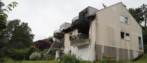  Blick in den Garten eines Hauses, in welchem ein Brand ausgebrochen ist. Ein 34-jähriger Mann soll in Bad Münstereifel bei Bonn seine Frau und zwei seiner drei Kinder durch Stiche schwerst verletzt haben. 