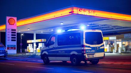  Die Polizei sichert den Tatort an einer Tankstelle in Merseburg.