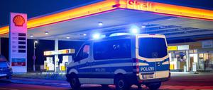  Die Polizei sichert den Tatort an einer Tankstelle in Merseburg.