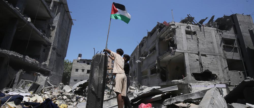 Palästinenser in einem zerstörten Viertel im Gazastreifen.