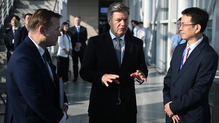 Robert Habeck (Bündnis 90/Die Grünen, M), Bundesminister für Wirtschaft und Klimaschutz, steht auf dem Flughafen Incheon International Airport zwischen Georg Wilfried Schmidt, Botschafter der Bundesrepublik Deutschland in Südkorea, und Kim Jin-dong (r), Mitarbeiter im Außenministerium von Südkorea. 