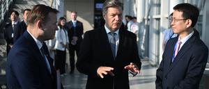 Robert Habeck (Bündnis 90/Die Grünen, M), Bundesminister für Wirtschaft und Klimaschutz, steht auf dem Flughafen Incheon International Airport zwischen Georg Wilfried Schmidt, Botschafter der Bundesrepublik Deutschland in Südkorea, und Kim Jin-dong (r), Mitarbeiter im Außenministerium von Südkorea. 