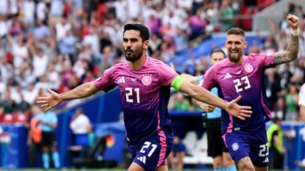 Kapitän Ilkay Gündogan feiert sein 2:0 vor den deutschen Fans.