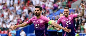 Kapitän Ilkay Gündogan feiert sein 2:0 vor den deutschen Fans.