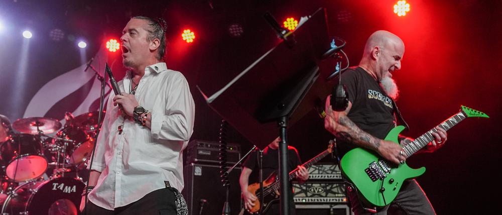 Der Hochtalentierte, der mit Undiszipliniertheiten aus der Rolle fällt: Mike Patton dirigiert seine Band Mr. Bungle mit Händen und Füßen.
