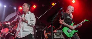 Der Hochtalentierte, der mit Undiszipliniertheiten aus der Rolle fällt: Mike Patton dirigiert seine Band Mr. Bungle mit Händen und Füßen.
