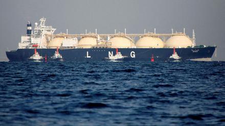 Ein Flüssigerdgas(LNG)-Tanker wird zu einem Wärmekraftwerk in Futtsu, östlich von Tokio, Japan, geschleppt. (Symbolfoto)