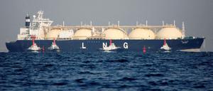 Ein Flüssigerdgas(LNG)-Tanker wird zu einem Wärmekraftwerk in Futtsu, östlich von Tokio, Japan, geschleppt. (Symbolfoto)