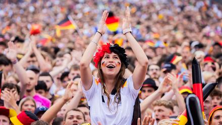 Die Berliner Fanmeile lädt zum Jubeln ein. Sie meldet in der Halbzeit, dass sie voll ausgelastet ist. 