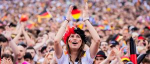 Die Berliner Fanmeile lädt zum Jubeln ein. Sie meldet in der Halbzeit, dass sie voll ausgelastet ist. 