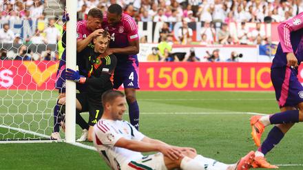 Manuel Neuer wird nach einer starken Parade von seinen Mitspielern geherzt.