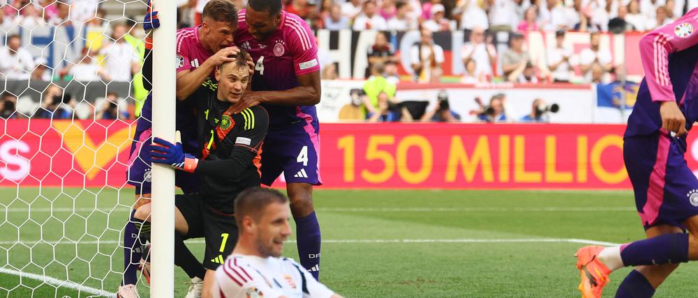 Manuel Neuer wird nach einer starken Parade von seinen Mitspielern geherzt.
