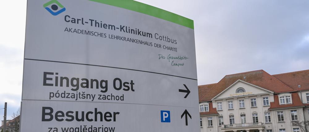 ARCHIV - 26.01.2021, Brandenburg, Cottbus: Der Eingang zum Carl-Thiem-Klinikum (CTK) Cottbus. (zu dpa: «Medizinische Uni in Cottbus kann starten - Landtag stimmt für Gesetz») Foto: Patrick Pleul/dpa-Zentralbild/dpa +++ dpa-Bildfunk +++