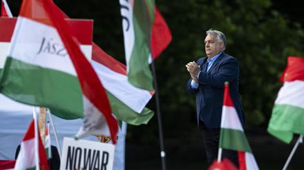 Viktor Orbán während eines „Friedensmarschs“ von Anhänger:innen in Budapest