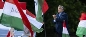 Viktor Orbán während eines „Friedensmarschs“ von Anhänger:innen in Budapest