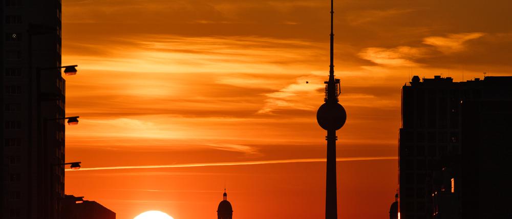 Im Licht der untergehenden Sonne ist der Fernsehturm nur als Silhouette zu erkennen. +++ dpa-Bildfunk +++