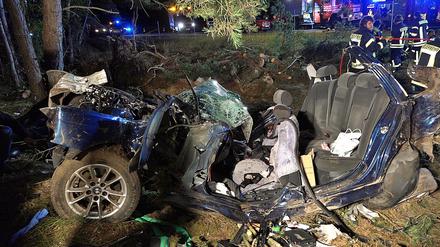 Einsatzkräfte der Feuerwehr arbeiten an einer Unfallstelle. Bei einem schweren Verkehrsunfall auf der A24 im Kreis Ostprignitz-Ruppin in Brandenburg sind drei Menschen ums Leben gekommen. Das Fahrzeug war am Mittwochabend von der Straße abgekommen und gegen einen Baum geprallt, wie die Polizei mitteilte. Die Autobahn war in Fahrtrichtung Berlin zwischenzeitlich voll gesperrt. 