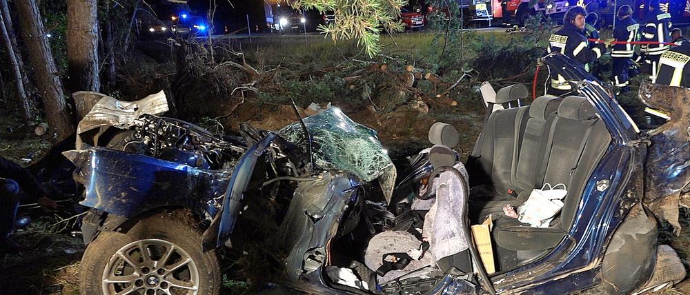 Einsatzkräfte der Feuerwehr arbeiten an einer Unfallstelle. Bei einem schweren Verkehrsunfall auf der A24 im Kreis Ostprignitz-Ruppin in Brandenburg sind drei Menschen ums Leben gekommen. Das Fahrzeug war am Mittwochabend von der Straße abgekommen und gegen einen Baum geprallt, wie die Polizei mitteilte. Die Autobahn war in Fahrtrichtung Berlin zwischenzeitlich voll gesperrt.