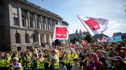 Personen stehen auf dem Warnstreik der Gewerkschaft verdi von kommunalen Kitas vor dem Abgeordnetenhaus. Verdi hat erneut zum Warnstreik an kommunalen Kitas aufgerufen. 