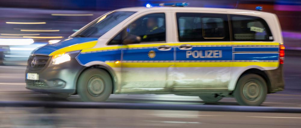 Ein Polizeiauto fährt mit Blaulicht zu einem Einsatz. (Symbolbild)