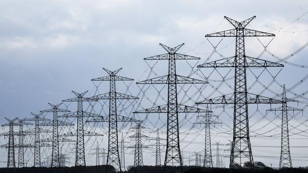 Strommasten des vierten Abschnitts der Westküstenleitung sind in Klixbüll neben dem Tennet-Umspannwerk Klixbüll/Süd zu sehen.