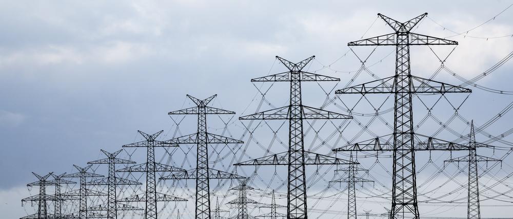 Strommasten des vierten Abschnitts der Westküstenleitung sind in Klixbüll neben dem TenneT-Umspannwerk Klixbüll/Süd zu sehen.