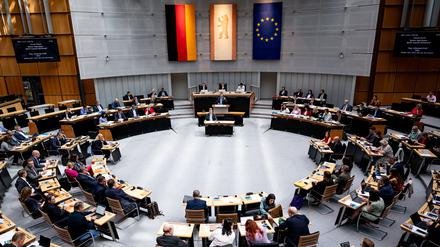 Abgeordnete nehmen an der aktuellen Stunde der Plenarsitzung im Berliner Abgeordnetenhaus teil. 