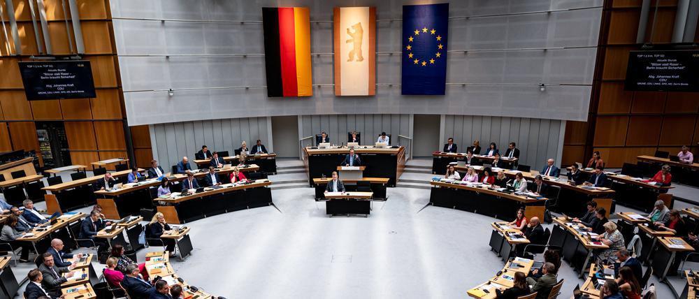 Abgeordnete nehmen an der aktuellen Stunde der Plenarsitzung im Berliner Abgeordnetenhaus teil. 