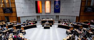 Abgeordnete nehmen an der aktuellen Stunde der Plenarsitzung im Berliner Abgeordnetenhaus teil. 